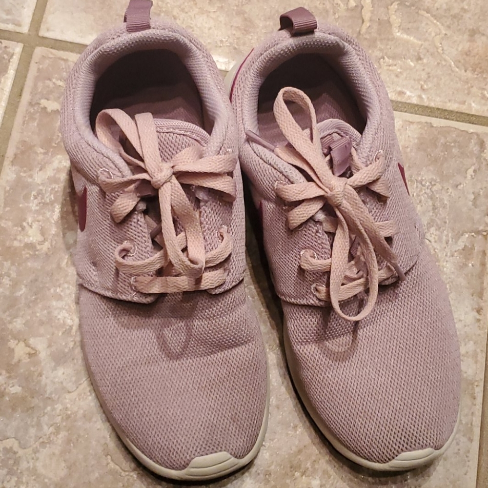 Womens size 7 Nike